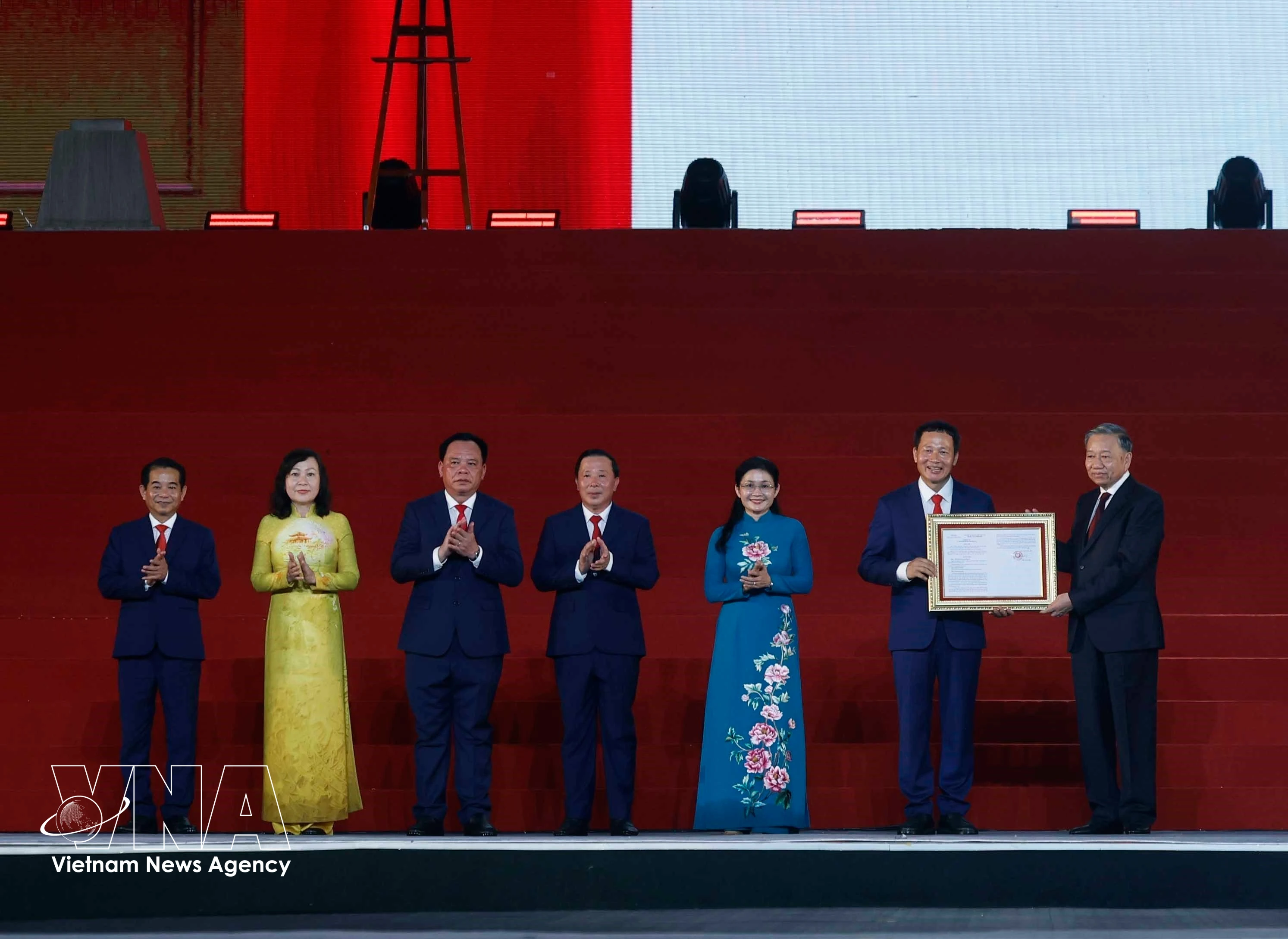 Party General Secretary and State President To Lam (first, right) presents the National Assembly’s resolution on the establishment of Dong Nai city to local officials at the ceremony on May 18, 2026. (Photo: VNA) 