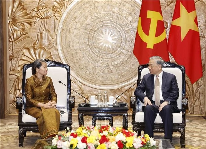 General Secretary of the Communist Party of Vietnam Central Committee To Lam (right) and Vice President of the Cambodian People’s Party Men Sam An at the meeting in Hanoi on January 26 (Photo: VNA)
