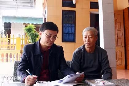 Fishermen returning from offshore trips have been provided with clear and timely information on the election schedule, polling locations and voting procedures. (Photo: VNA)