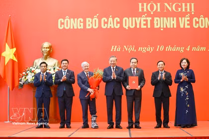 Party General Secretary and State President To Lam (C) presents the Politburo’s decision on the appointment of the NA Party Committee, its Standing Board, Secretary and Deputy Secretaries of the NA Party Committee for the 2025–2030 term to NA Chairman Tran Thanh Man (third from right) and Vice Chairpersons. (Photo: VNA)