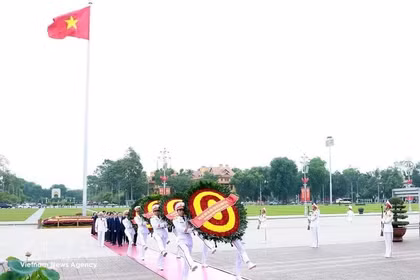 Vietnamese leaders pay tribute to President Ho Chi Minh on 136th birth anniversary