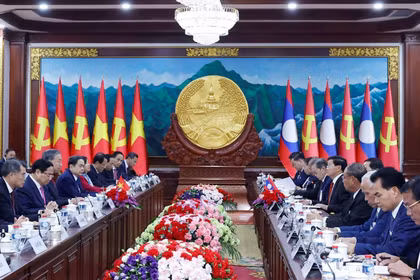 Top leaders of Vietnam and Laos hold talks in Vientiane