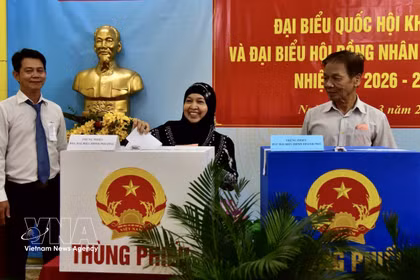 A Cham ethnic voter casts her ballot at Polling Station No. 26 in Gia Dinh ward, Ho Chi Minh City, on March 15. (Photo: VNA) 