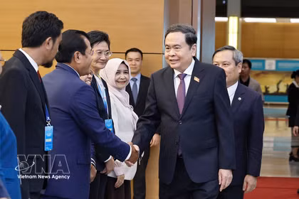 Chairman of the Vietnamese National Assembly Tran Thanh Man welcomes ASEAN cities' leaders in Hanoi on June 9. (Photo: VNA)