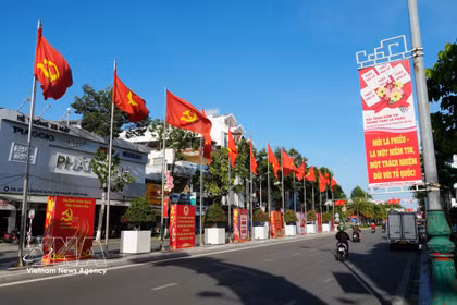 Flags and banners promoting the election of deputies to the 16th National Assembly and People’s Councils at all levels for the 2026–2031 term in Phan Rang ward, Khanh Hoa province. (Photo: VNA) 