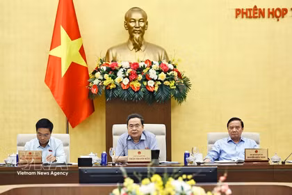 NA Chairman Tran Thanh Man (centre) and NA Vice Chairmen Nguyen Khac Dinh (R) and Nguyen Doan Anh at the NA Standing Committee's fourth session. (Photo: VNA)