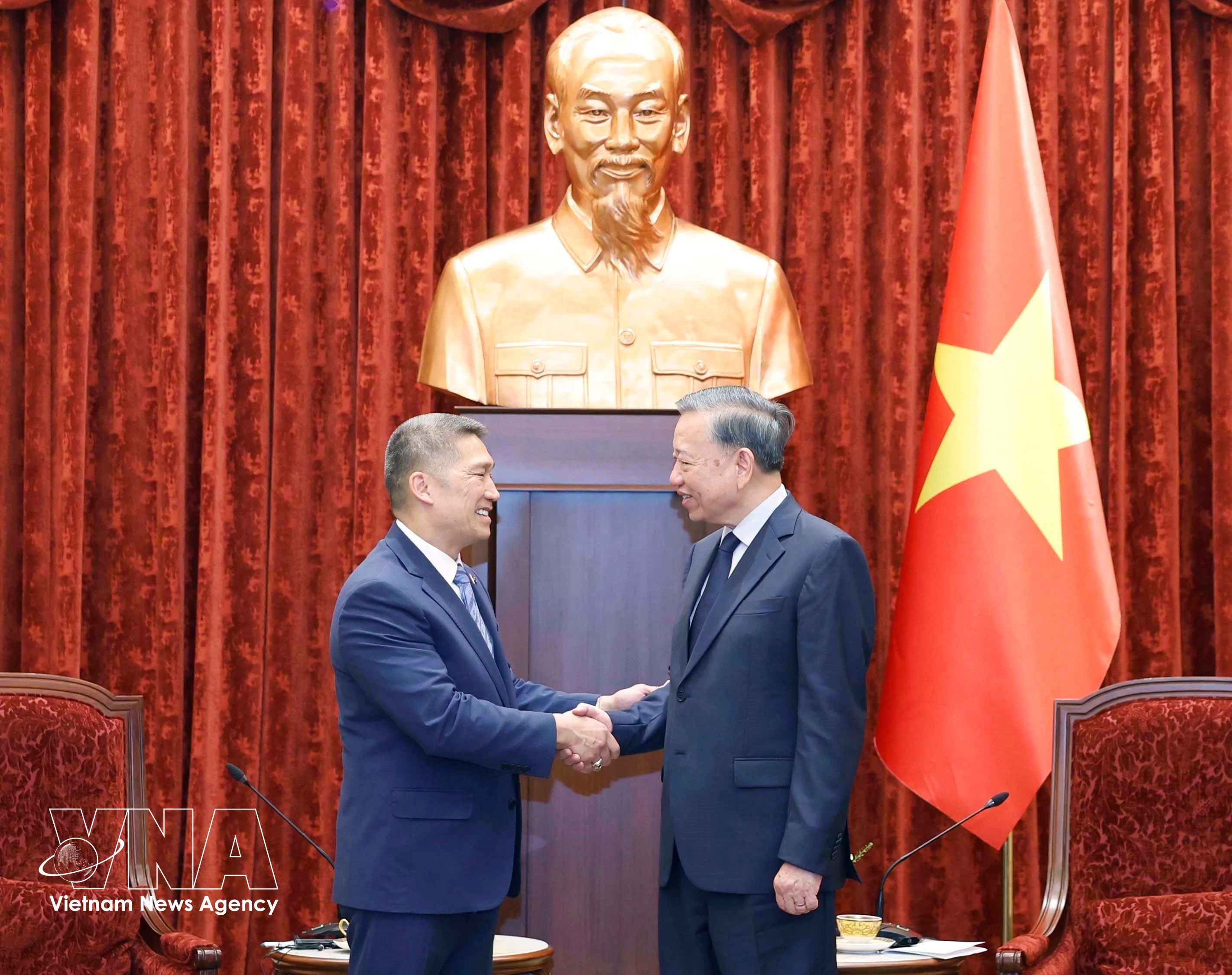 General Secretary of the Communist Party of Vietnam Central Committee and State President To Lam (R) meets with Acting US Secretary of the Navy Hung Cao in Hanoi on June 22. (Photo: VNA)