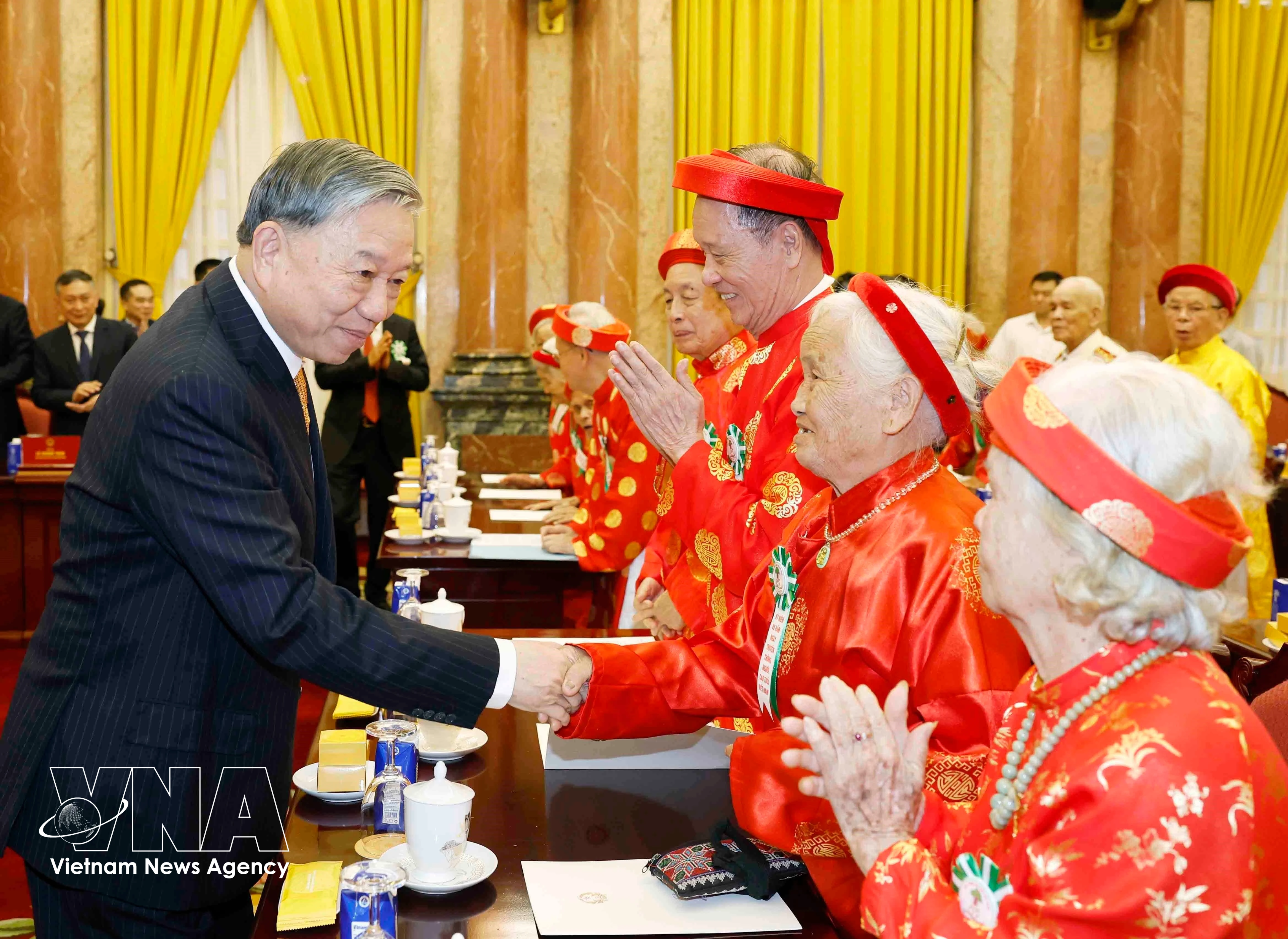 Party General Secretary and State President To Lam and the elderly representatives at the gathering in Hanoi on June 5 (Photo: VNA)