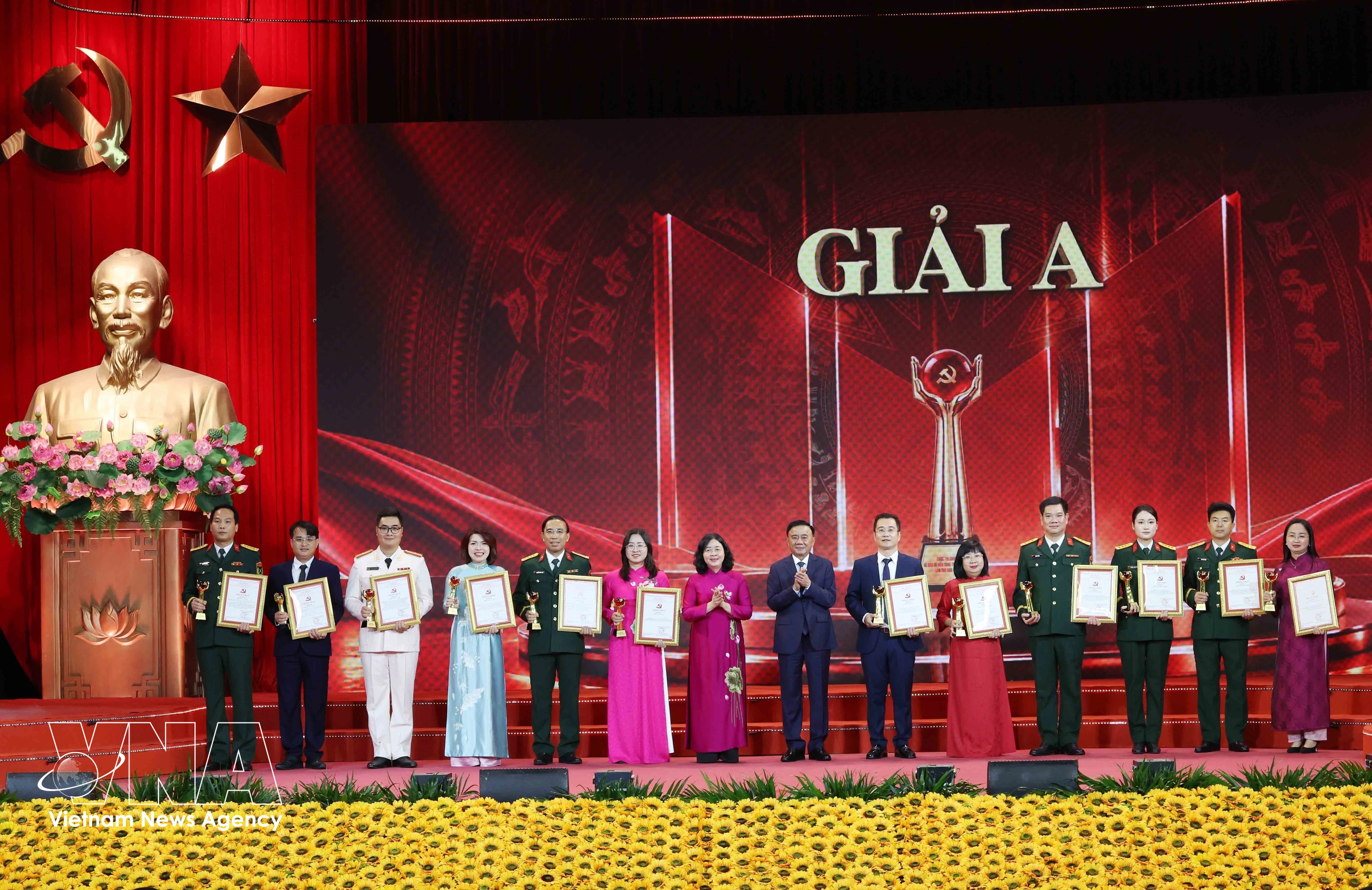 Standing Member of the Party Central Committee’s Secretariat Tran Cam Tu (eighth from left), and Secretary of the Party Committee of the Vietnam Fatherland Front (VFF) and central mass organisations and President of the VFF Central Committee Bui Thi Minh Hoai (seventh from left) present A prizes to individual authors and author groups. (Photo: VNA)