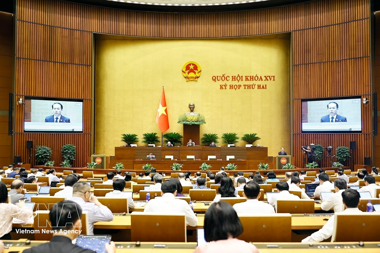 Authorised by the Prime Minister, Minister of Justice Hoang Thanh Tung presents proposals on the draft revised Law on Asset Auction, the draft revised Law on Lawyers and the draft revised Law on Adoption (Photo: VNA)