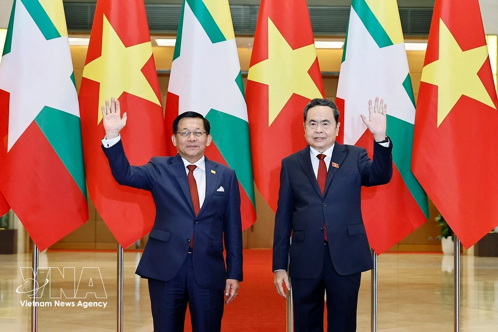 President of the Vietnamese National Assembly Tran Thanh Man (R) meets with Myanmar President Min Aung Hlaing in Hanoi on September 5. (Photo: VNA)