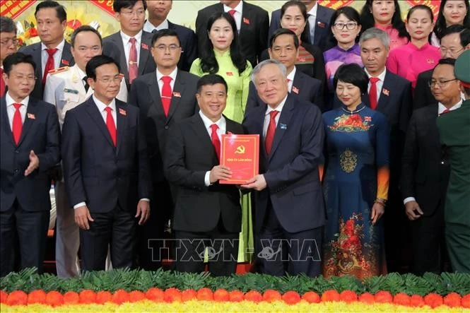 Politburo member, Permanent Deputy Prime Minister Nguyen Hoa Binh presents the Politburo's Decision assigning the provincial Party Committee and its Standing Board. (Photo: VNA)