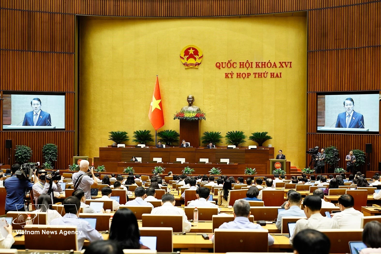A plenary sitting of the 16th National Assembly's second session. (Photo: VNA)