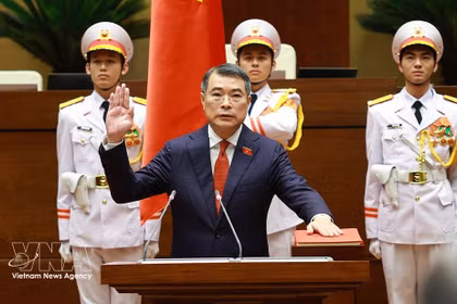 Prime Minister Le Minh Hung takes the oath of office. (Photo VNA)