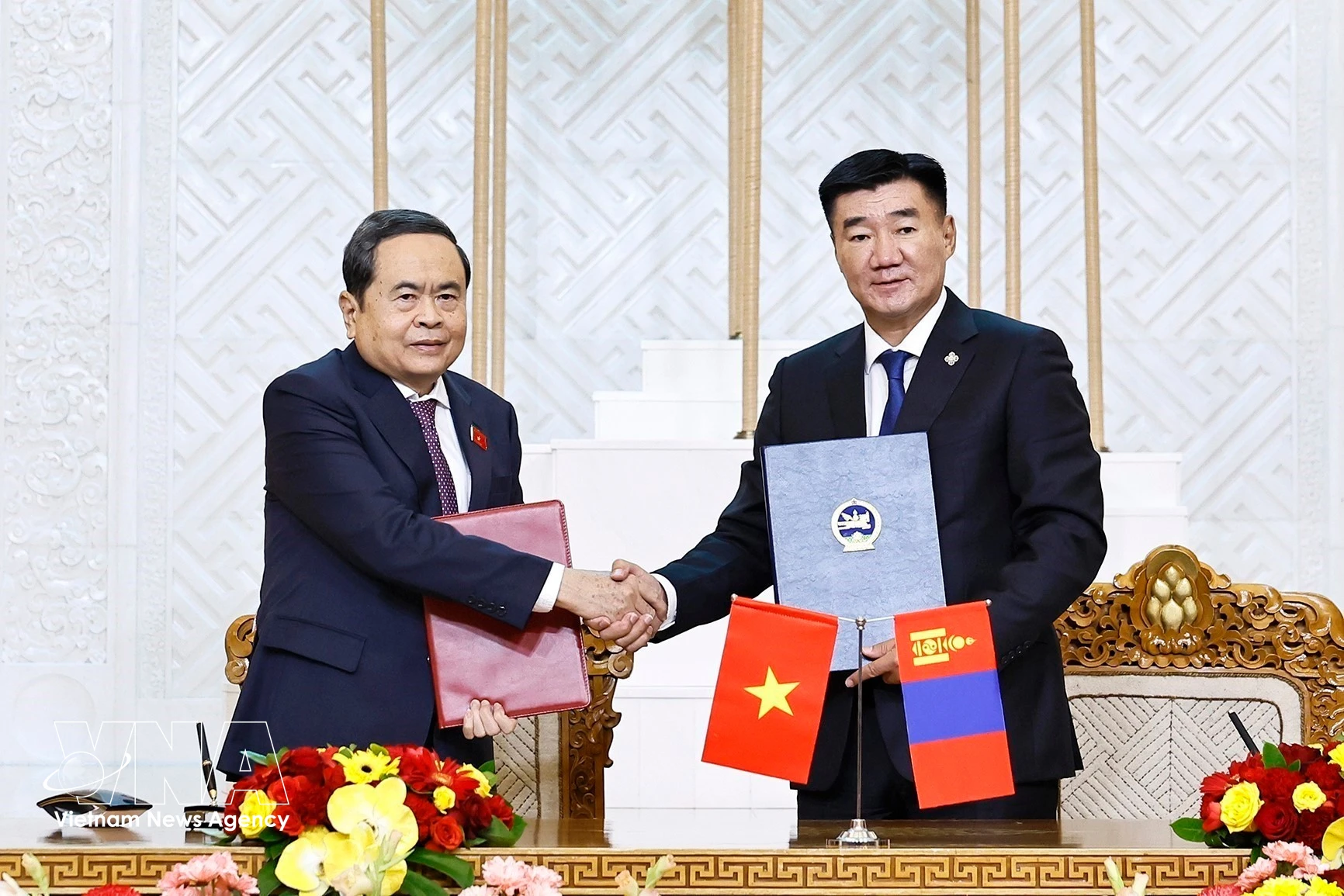 President of the Vietnamese National Assembly Tran Thanh Man (L) and Chairman of the State Great Hural of Mongolia Sandag Byambatsogt at the MoU signing ceremony in Ulaanbaatar on September 10 (Photo: VNA)
