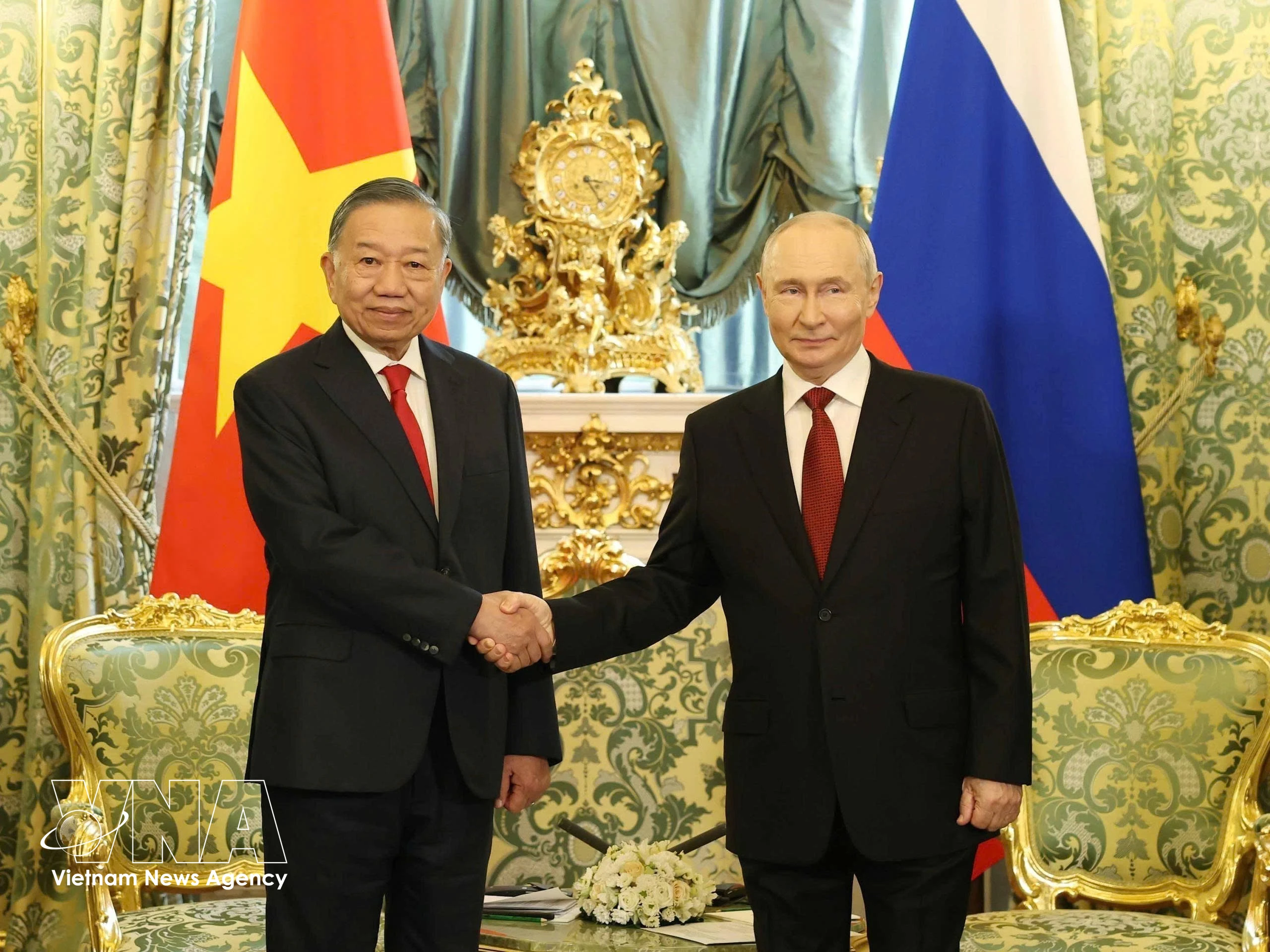 General Secretary of the Communist Party of Vietnam Central Committee and President To Lam (L) meets with Russian President Vladimir Putin at the Kremlin, Moscow, on September 9. (Photo: VNA)