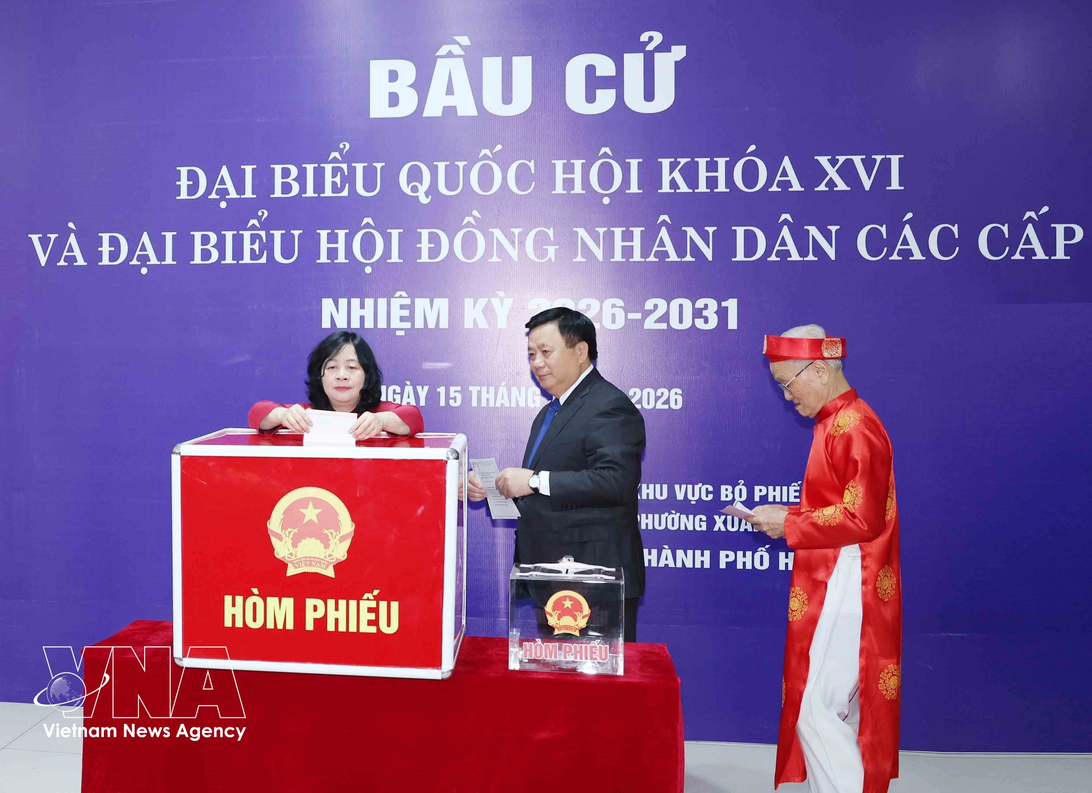 Politburo member and President of the Vietnam Fatherland Front Central Committee Bui Thi Minh Hoai ̣(first, left) casts her ballot alongside other voters at Polling Station No. 7 of Constituency No. 2 in Thanh Xuan ward, Hanoi, on March 15. (Photo: VNA)