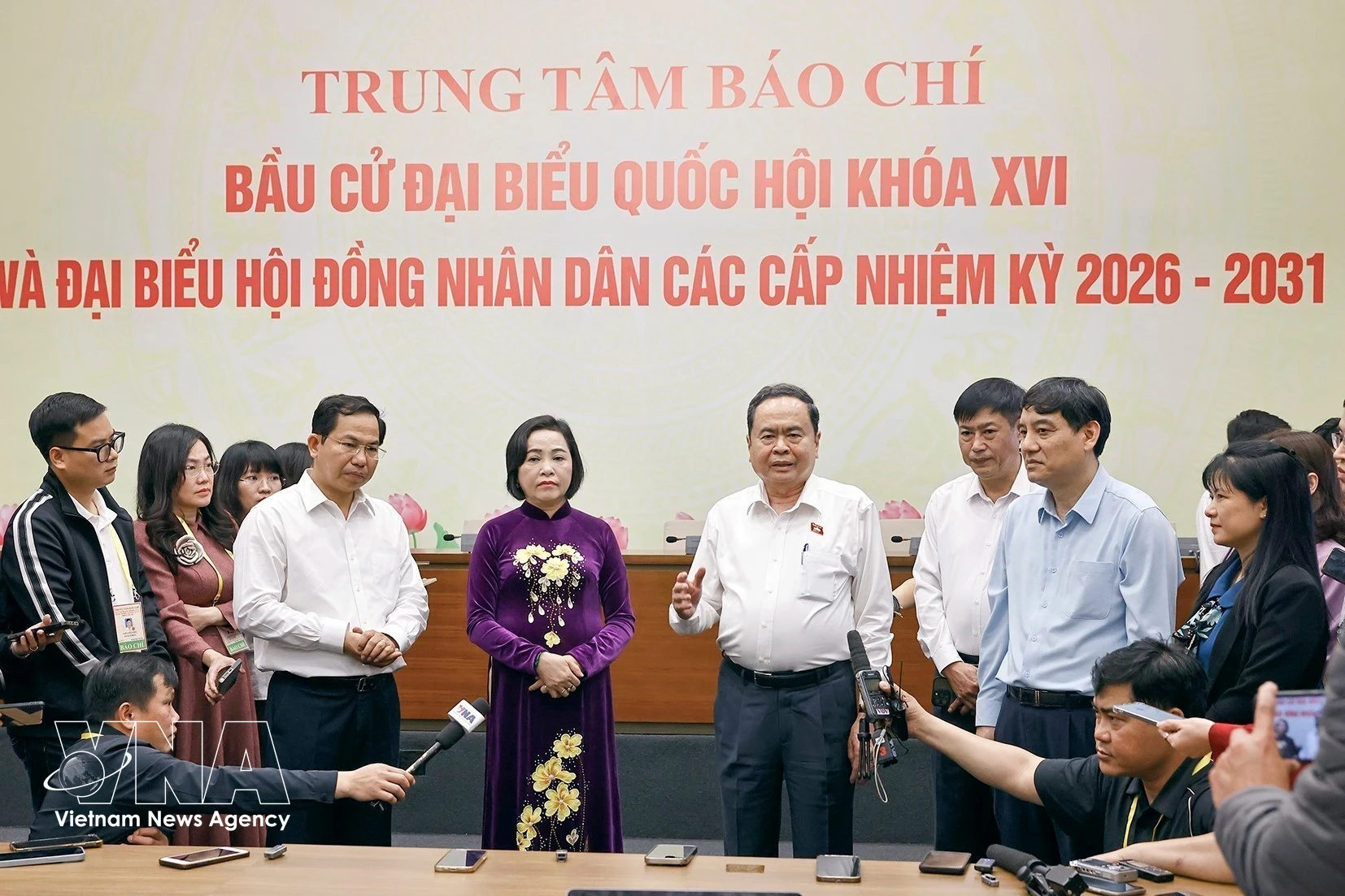Chairman of the National Assembly and Chairman of the National Election Council Tran Thanh Man visits journalists working at the press centre serving the general election on March 15. (Photo: VNA)