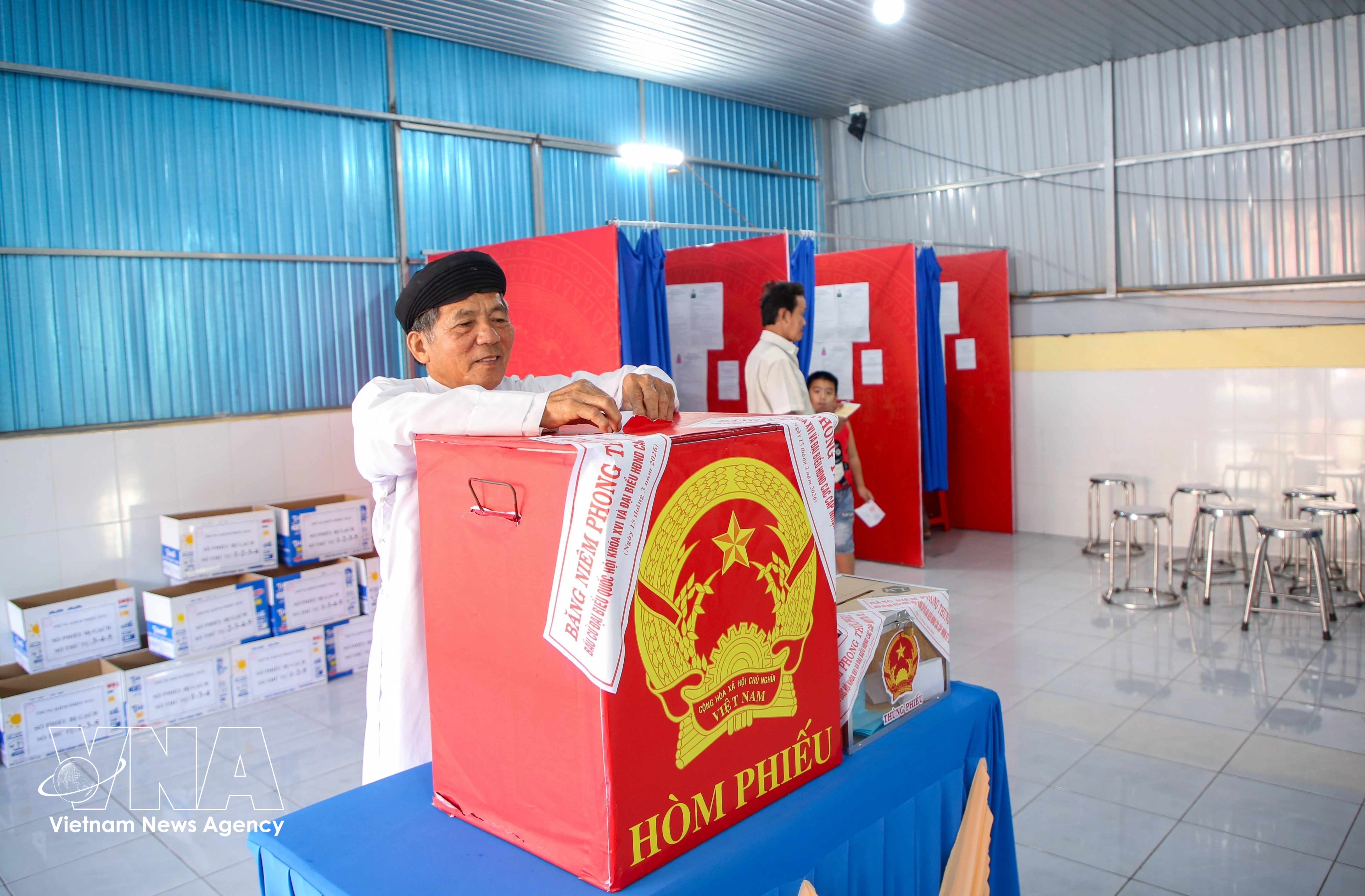 A follower of Caodaism in Tay Ninh province casts his vote in the election of deputies to the 16th National Assembly and all-level People's Councils for the 2026-2031 terms. (Photo: VNA) 