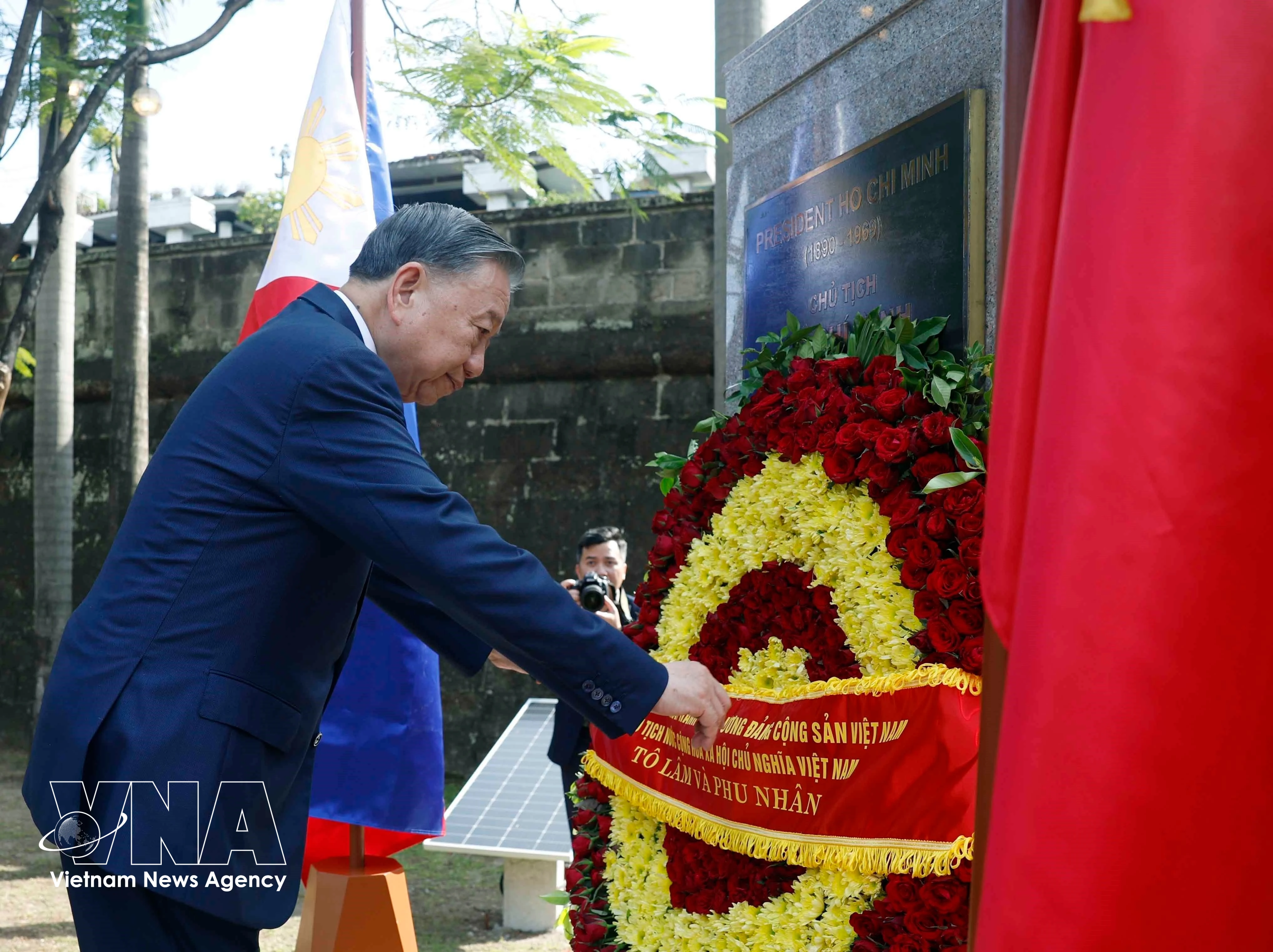 Party General Secretary and State President To Lam lays a wreath at the President Ho Chi Minh monument in the ASEAN Garden in Intramuros Old Town, Manila, on May 31 afternoon. (Photo: VNA)