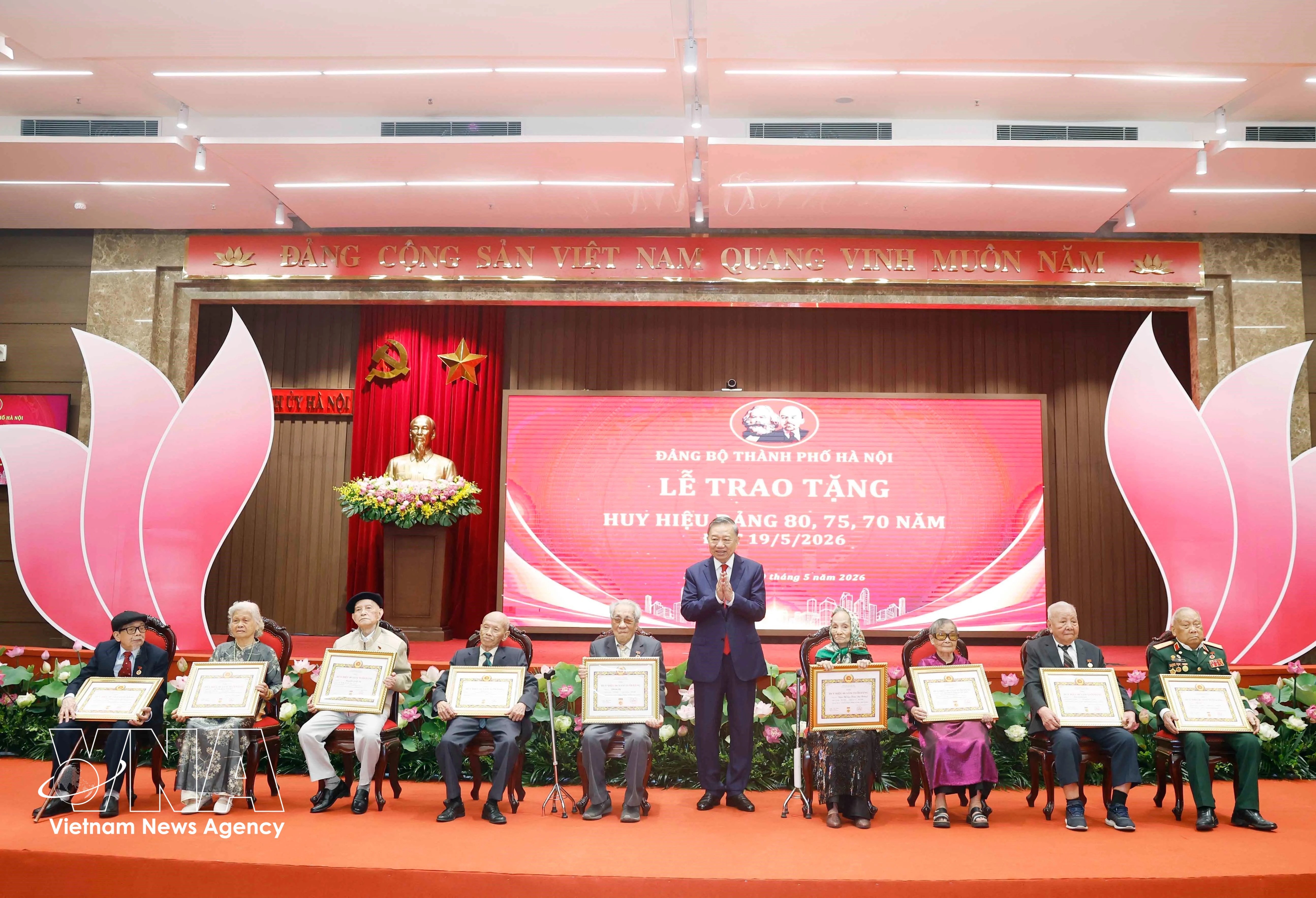 Party General Secretary and State President To Lam presents the 80-year Party membership certificates to veteran Party members at the ceremony in Hanoi on May 19, 2026. (Photo: VNA)