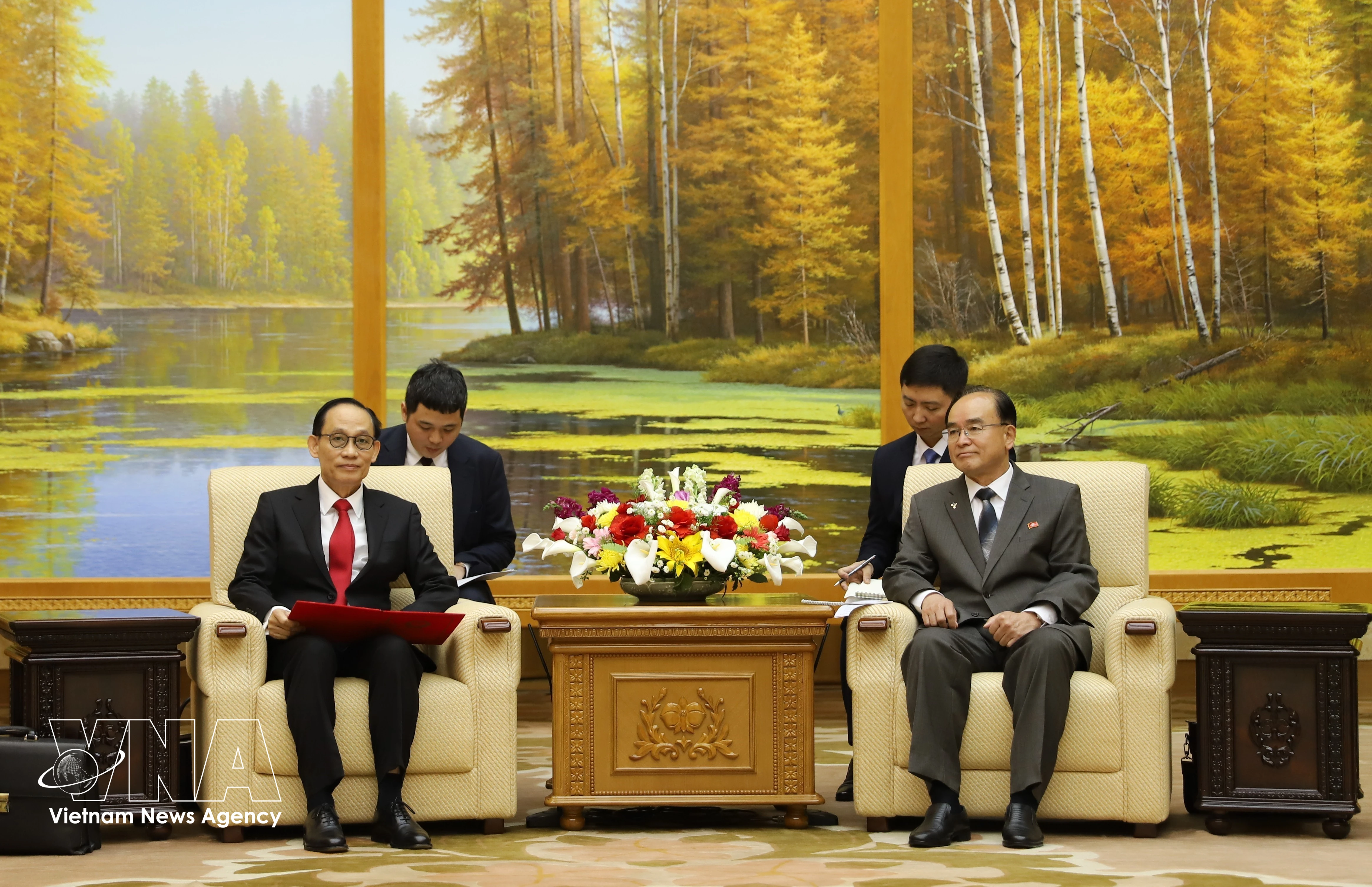 Politburo member and Minister of Foreign Affairs Le Hoai Trung (left) meets with Jo Yong Won, Chairman of the Standing Committee of the Supreme People's Assembly (SPA) and Chairman of the SPA of the Democratic People's Republic of Korea, in Pyongyang on May 15. (Photo: VNA)