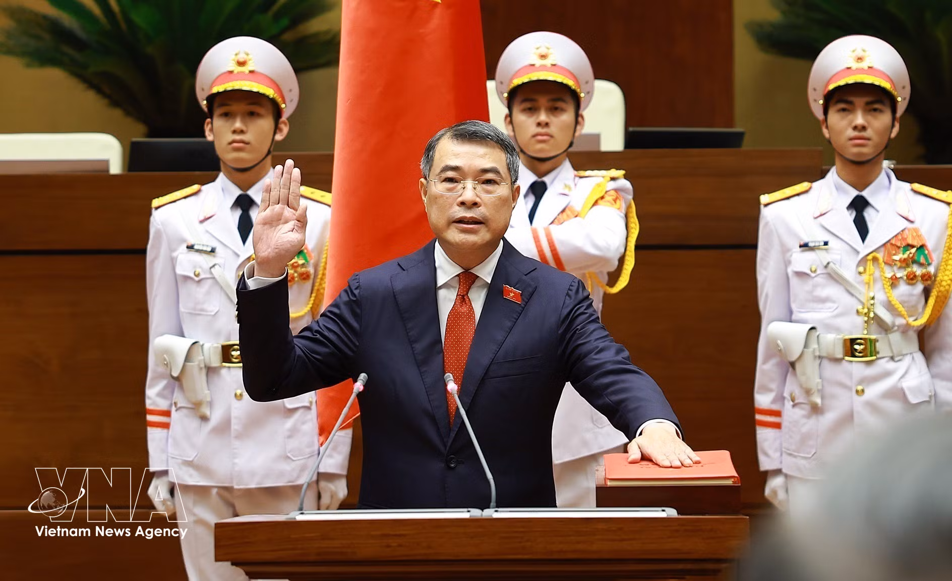 Prime Minister Le Minh Hung takes the oath of office on April 7, 2026. (Photo: VNA)