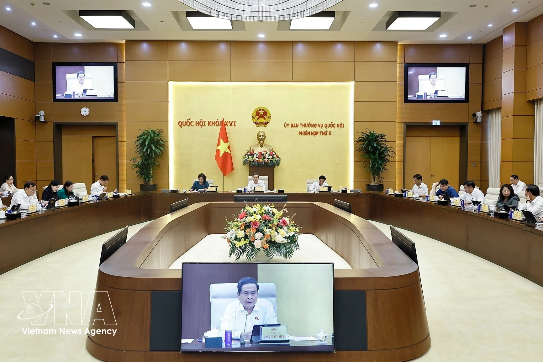 The National Assembly (NA) Standing Committee discusses the draft revised Law on International Agreements at its fifth session on August 28. (Photo: VNA)