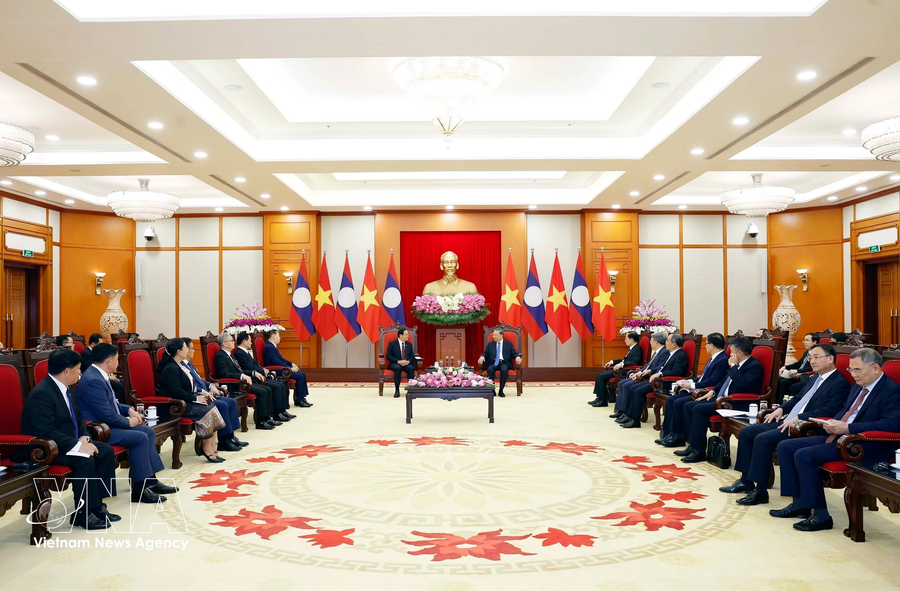 The meeting between General Secretary of the Communist Party of Vietnam Central Committee and State President To Lam and Lao Prime Minister Sonexay Siphandone in Hanoi on June 9, 2026. (Photo: VNA)