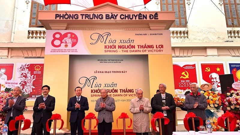 Delegates cut the ribbon to open the “Spring – The Dawn of Victory” exhibition (Photo: nhandan.vn)