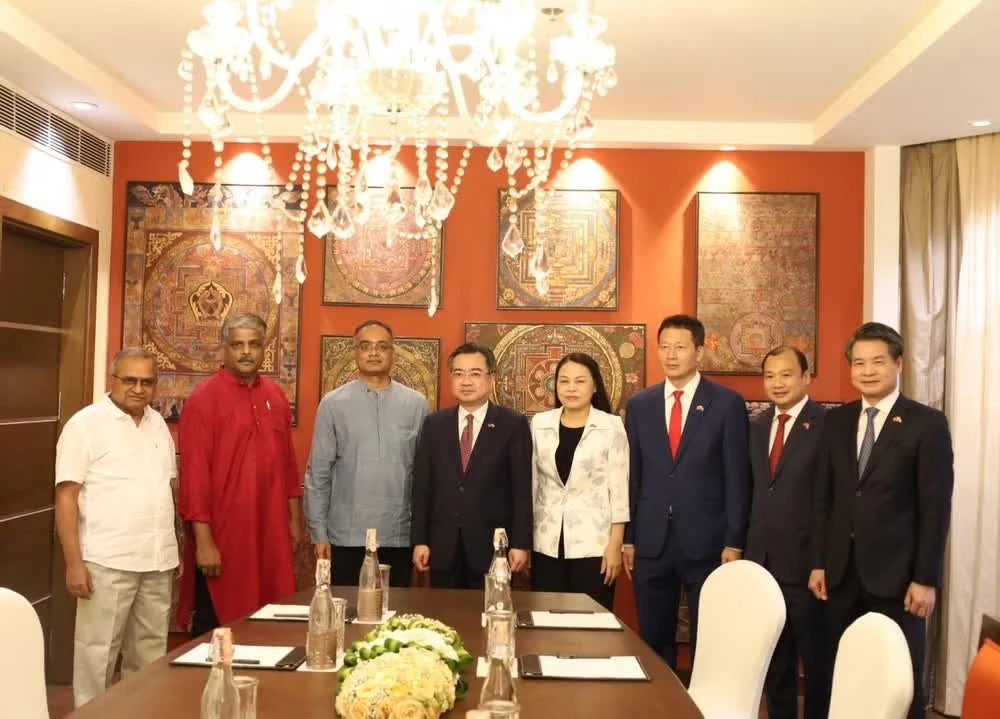 Politburo member, Secretary of the Communist Party of Vietnam (CPV) Central Committee and head of its Commission for Policies and Strategies Nguyen Thanh Nghi, General Secretary of the Communist Party of India (CPI) Doraisamy Raja and officials at the meeting in New Delhi on May 7. (Photo: nhandan.vn)