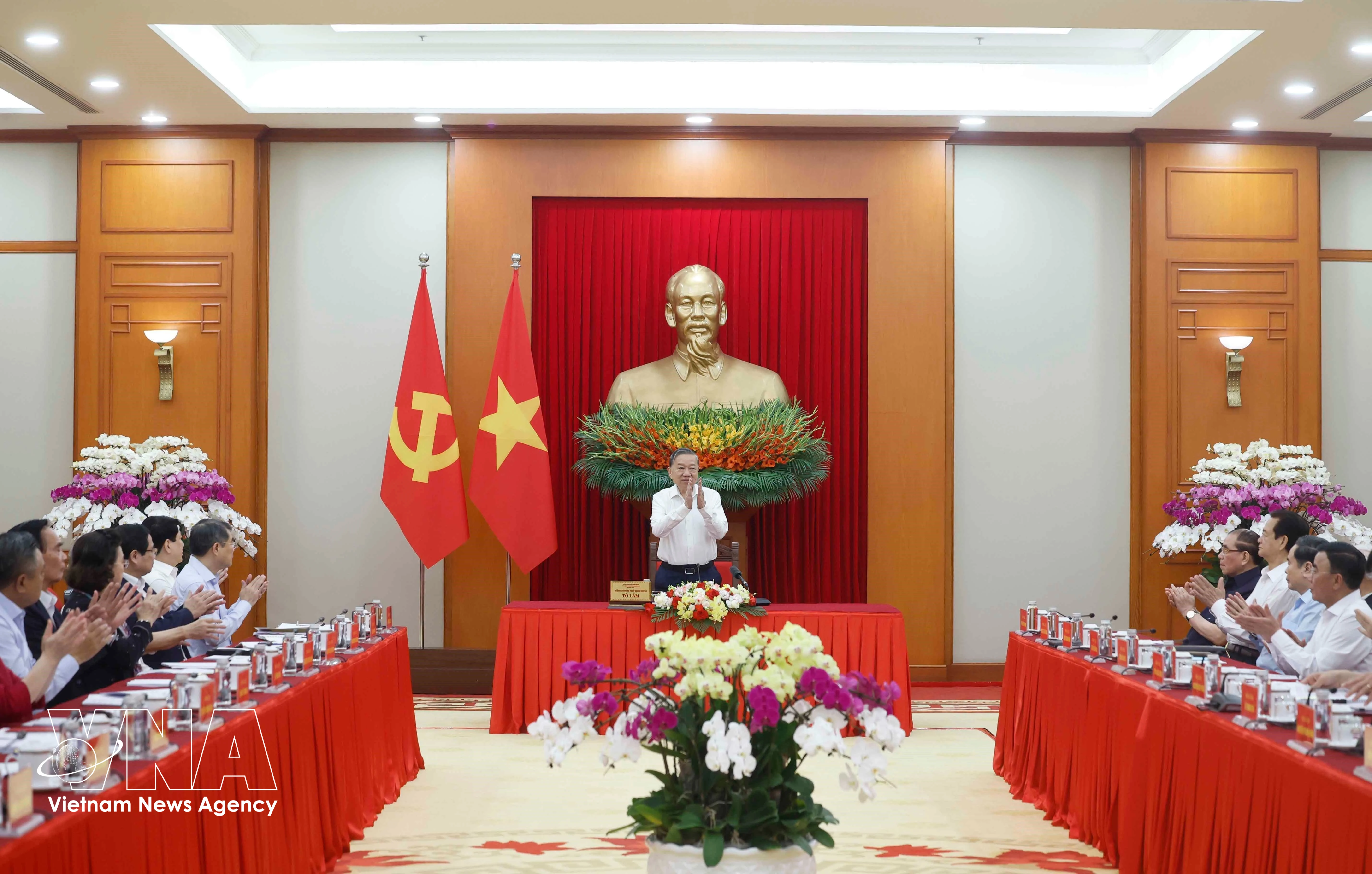 At the steering committee's meeting (Photo: VNA)