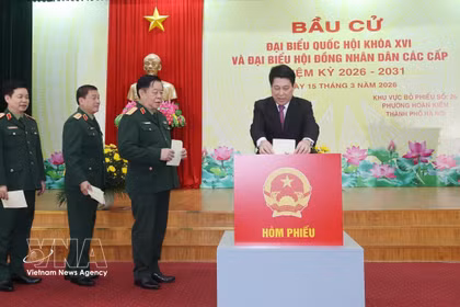 State President Luong Cuong and military officials cast ballots at Polling Station No. 26 in Hoan Kiem ward, Hanoi, on the morning of March 15. (Photo: VNA)