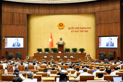 Minister of Construction Tran Hong Minh speaks at a plenary discussion of the 16th NA’s second session on October 30, 2026. (Photo: VNA)