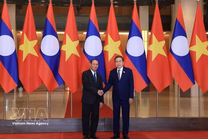 President of the National Assembly Tran Thanh Man (right) meets with Vilay Lakhamphong, Politburo Member and Standing Member of the Secretariat of the Lao People's Revolutionary Party (LPRP) Central Committee, in Hanoi on October 15, 2026. (Photo: VNA)