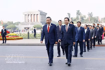 General Secretary of the Communist Party of Vietnam Central Committee and President To Lam, other Party and State leaders, and NA deputies come to pay tribute to President Ho Chi Minh at his Mausoleum before the opening of the 16th NA's second session on October 17 morning. (Photo: VNA)
