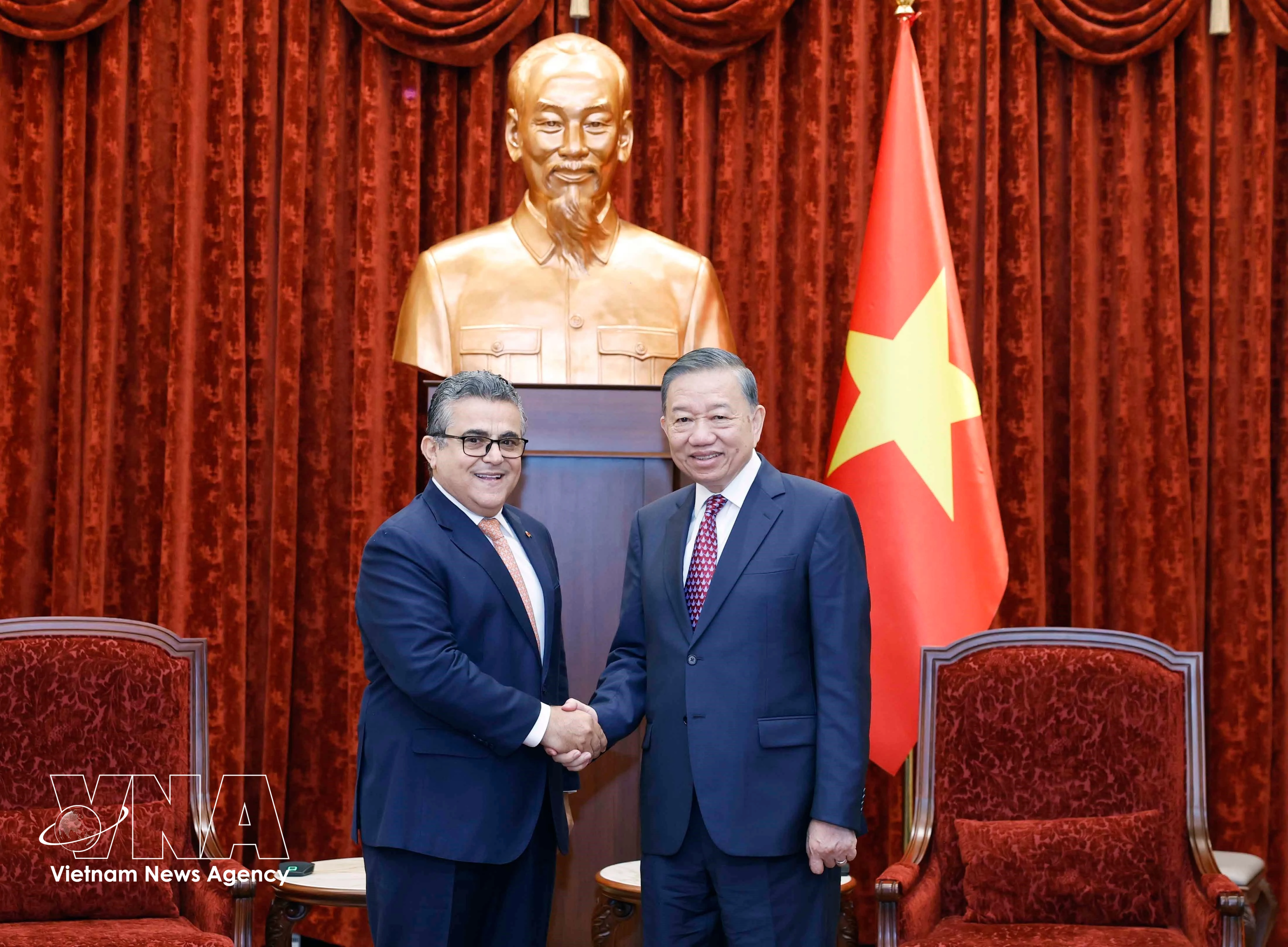 Party General Secretary and State President To Lam (right) receives outgoing Palestinian Ambassador to Vietnam Saadi Salama on June 25. (Photo: VNA)
